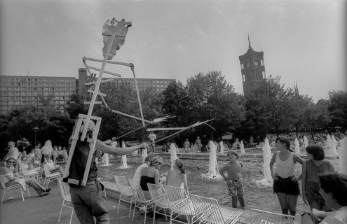 Germany, Berlin, 1.8.1992, Wise Fool Puppet Intervention, street theatre from San Francisco, under