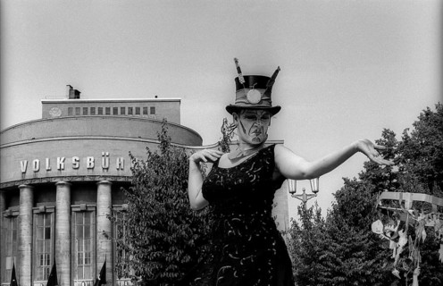Germany, Berlin, 1.8.1992, Wise Fool Puppet Intervention, street theatre from San Francisco, under