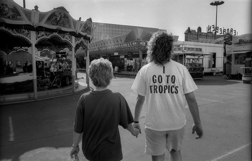 Germany, Berlin, 01.8.1992, Hustle and bustle on Marx-Engels-Platz, mother and child (Go to