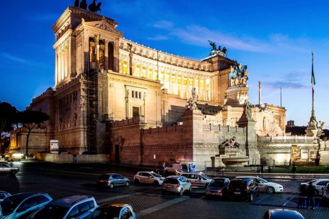 Monumento Nazionale a Vittorio Emanuele II (National Monument to Victor Emmanuel II) at evening.