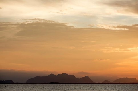 Thailand, Patthalung, view from Tale Noi to the mountains of Khao Pu - Khao Ya Nl Park