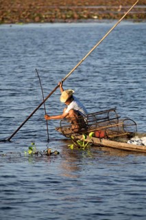 Fisherman in Southern Thailand with fish-traps // Pêcheur dans le sud de la Thaïlande avec nasses