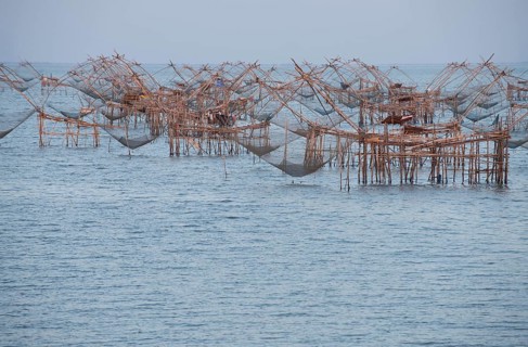 Thailand, Phatthalung, Shore-operated lift net, on sunset // Pêche au carrelet, coucher du soleil,