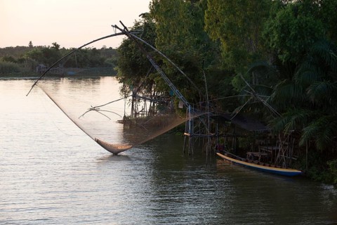 Thailand, Phatthalung, Shore-operated lift net, on sunset // Pêche au carrelet, coucher du soleil,