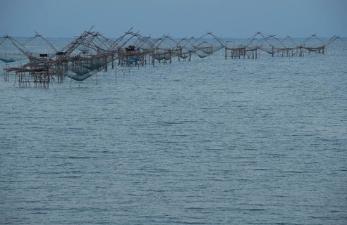 Thailand, Phatthalung, Shore-operated lift net, Before sunrise // Pêche au carrelet, avant le lever