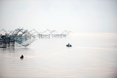 Thailand, Phatthalung, Fisherman on small boat, Sunrise // Pêcheur en barque, Lever du soleil, Sud