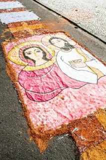Ruas decoradas no entorno da Praça XV de Novembro para a Procissão de Corpus Christi.