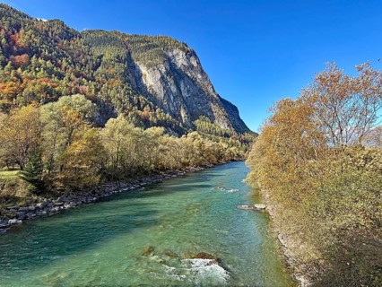 A clear river that snakes through an autumnal mountain landscape, under a clear sky, Drau, Drau