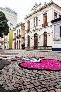 Ruas decoradas no entorno da Praça XV de Novembro para a Procissão de Corpus Christi.