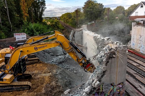 Demolition of an old road bridge, Weierstraße, then new construction of the bridge for the