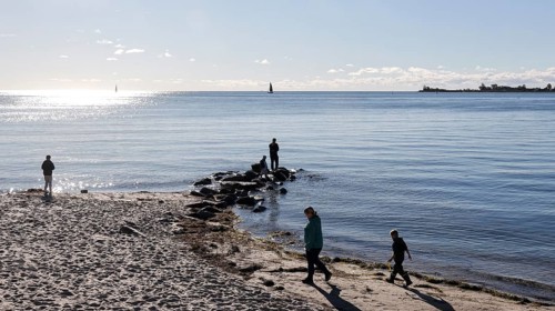 Beach scene on Fehrmannsundstrand in sunny autumn weather, Fehmarn island, 18.10.2025, Fehmarn,