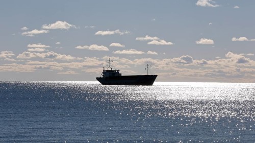 A cargo ship anchors off Südstrand, island of Fehmarn, 18.10.2025, Fehmarn, Schleswig-Holstein,