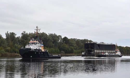 Tugboats, tugs bring a lock gate through the Kiel Canal, NOK, Kiel Canal to Brunsbüttel,