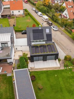 Detailed top view of extension with PV and pergola as well as the adjacent lawn on a quiet street,