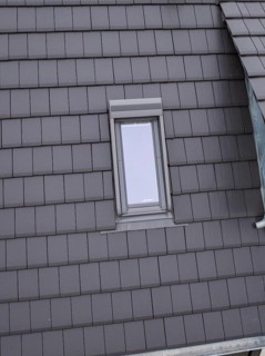 Anthracite-colored roof with recessed skylight, house renovation, climate renovation, Metzingen,