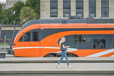Train, platform, main station, Toompuiestee, Tallinn, Estonia