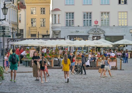 Restaurants, old buildings, Raekoja Plats Town Hall Square, Rathausplatz, Rathausplatz, Old Town,