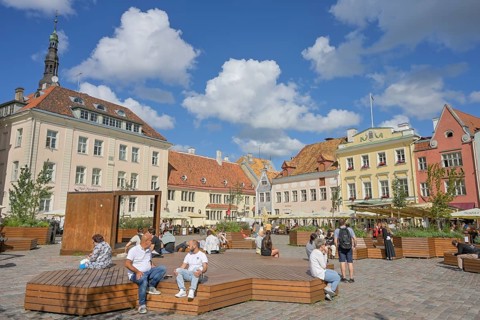 Tourists, old buildings, Raekoja Plats Town Hall Square, Rathausplatz, Rathausplatz, Old Town,
