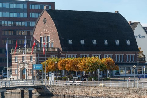 Kiel Maritime Museum, former fish hall, Kiel harbour, red brick, architecture, trees in autumn