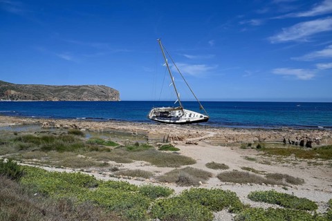 Stranded sailing yacht, storm, severe weather, Jávea or Xàbia, Alicante Province, Comunidad