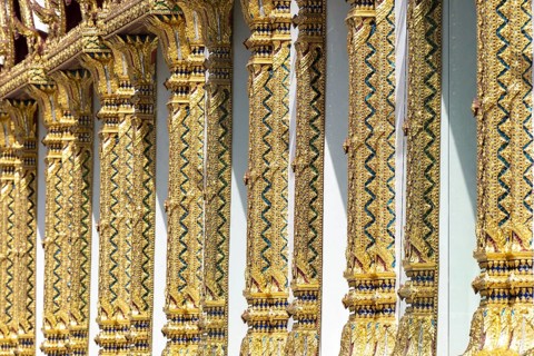 Columns with mosaic decorations (Lai Kranok), also: golden, mosaic-decorated Thai temple columns
