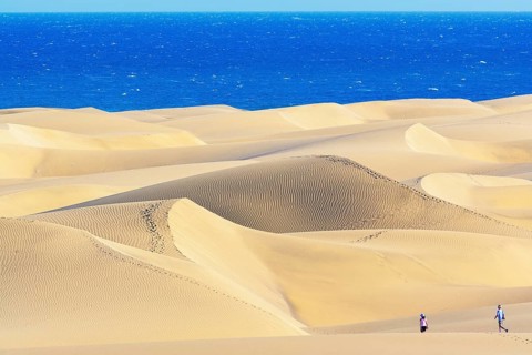 Tourists walking on Maspalomas sandy dunes, Maspalomas, Playa del Ingles, Gran Canaria, Canary