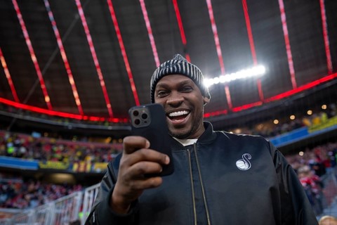 Léo Macaé, former soccer player Brazil, today influencer, gesture gesture filming with smartphone