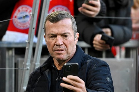 TV expert Lothar Matthäus takes selfie with smartphone, mobile phone, of fans, German Classico, FC