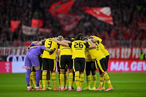 Team building, team circle in front of the start of the game Borussia Dortmund BVB Deutscher