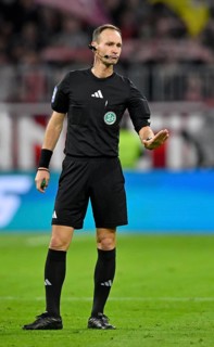 Referee Bastian Dankert gesture gesture calm, German Classico, FC Bayern Munich FCB versus Borussia