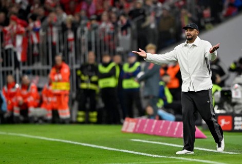 Coach coach Vincent Kompany FC Bayern Munich FCB on the sidelines gesture German Classico, FC