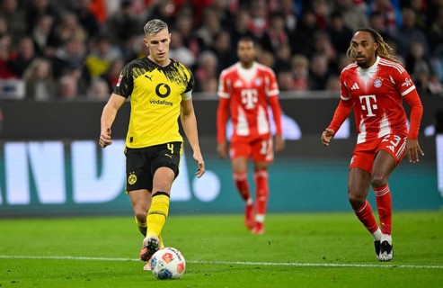 Nico Schlotterbeck Borussia Dortmund BVB (04) Ball Action Sacha Boey FC Bayern Munich FCB (23)