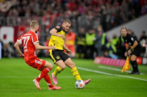 Duel, action Julian Ryerson Borussia Dortmund BVB (26) against Konrad Laimer FC Bayern Munich FCB