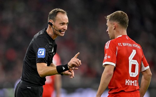Referee Bastian Dankert talking with Joshua Kimmich FC Bayern Munich FCB (06) gesture gesture