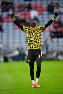 Goalkeeper Gregor Kobel Borussia Dortmund BVB (01) Warm-up training German Classico, FC Bayern