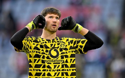 Goalkeeper Gregor Kobel Borussia Dortmund BVB (01) Warm-up training portrait German Classico, FC