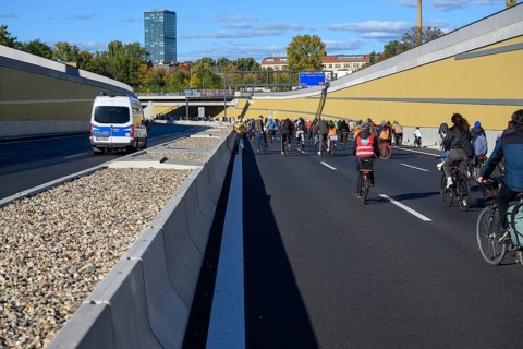 Cyclists at a demo on the 16th construction phase of the A100. In the background the Treptower,