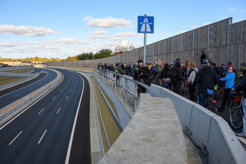 Cyclists are waiting for approval to drive on the 16th construction phase of the A100 at the