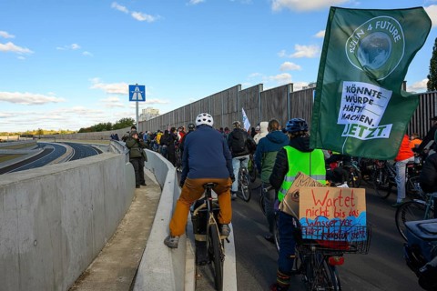 Cyclists are waiting for approval to drive on the 16th construction phase of the A100 at the