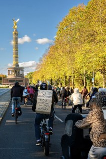 Participants in a bicycle demo against the A100 on the 17th of June road. Signs say: Hitler loves