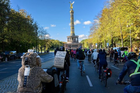 Participants in a bicycle demo against the A100 on the 17th of June road. Signs say: Hitler loves