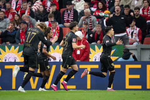 Kristijan Jakic (FC Augsburg, Midfield, #17), Mert Kömür (FC Augsburg, Midfield, #36), COLOGNE,