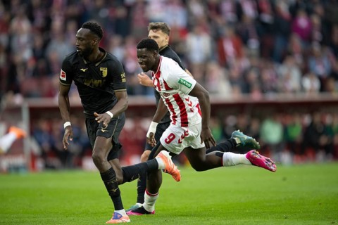Chrislain Matsima (FC Augsburg, defense, #5), Ragnar Ache (1.FC Cologne, Sturm, #9), COLOGNE,