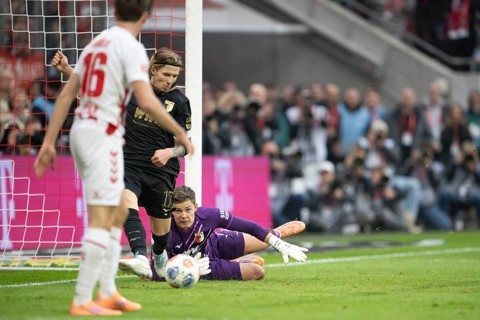 Kristijan Jakic (FC Augsburg, midfield, #17), Finn Dahmen (FC Augsburg, goalkeeper, #1), COLOGNE,