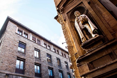Statue of Giovanni Villani on the facade of Loggia del Mercato Nuovo. Florence, Province of