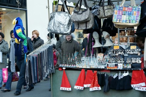 Street vendor, Boulevard Haussmann - 75008, (75), Paris, France