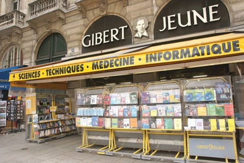 Newsstand, Place Saint-Michel, 6ème arrondissement, (75006), Paris, France