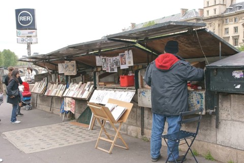 Sidewalk, Street seller, Quai des Grands Augustins, 6ème arrondissement, (75006), Paris, France
