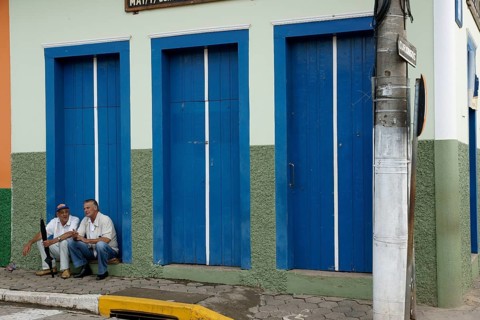 Seating men, 29/12/2009, São Luís do Paraitinga, São Paulo, Brazil