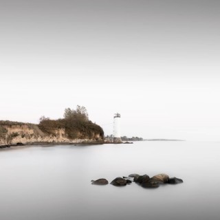 The Maltzien lighthouse is located at the foot of a small cliff on the southern tip of the Zudar